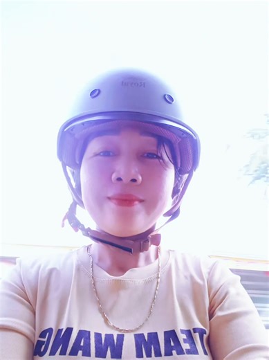 Đội cái nón giống phi hành gia ghê. Nên phải xoay xoay ít vòng cho nó tiêu sái🤣 #nonbaohiemroyal #xuhuongtiktok