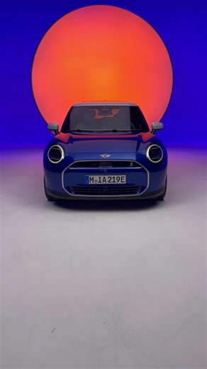 🔊 SOUND ON für ein sensationelles MINI Cooper Erlebnis. 😌 Jedes Detail im Innenraum ist von der MINI Tradition inspiriert. Die ikonische Kippschalterleiste ist wieder da und ein neues rundes OLED-Display mit einzigartigen Experience Modes macht einen Schritt in Richtung Zukunft. Hört euch nur mal den Go-Kart MINI Experience Mode an! #MINI #MINICooper #ASMR MINI Cooper SE: Pflichtangaben gemäß Pkw-EnVKV nach WLTP: Energieverbrauch kombiniert: 14,7 kWh/100 km; CO2-Emissionen kombiniert: 0 g/km; 