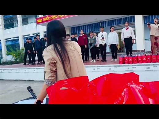 Video của Nguyen Cam Hien (@nguyencamhien0) với bản nhạc nhạc nền - Nguyen Cam Hien