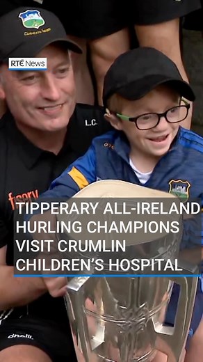 💙💛Tipperary’s newly-crowned All-Ireland hurling champions paid a visit to Crumlin Children’s hospital to show off the Liam McCarthy Cup. 📲#rténews #tipperary #allirelandfinal #hurling | RTÉ News