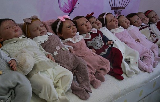 Bébé reborn : Derrière le phénomène TikTok des mamans de poupons… une lubie ou une thérapie ?