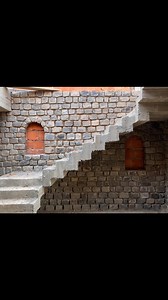 📌 Bazalt Taşının Özellikleri ✅ Volkanik kökenlidir: Bazalt, magmanın hızlı soğumasıyla oluşan sert ve yoğun bir volkanik taştır. ✅ Yoğun ve dayanıklıdır: Yüksek basınca ve aşınmaya karşı son derece dirençlidir. Bu nedenle yüzyıllarca sağlam kalabilir. ✅ Renk: Genelde koyu gri, siyah veya koyu yeşil tonlarında olur. Zamanla rengi daha da oturur ve doğal bir görünüm kazanır. ✅ Düşük su emme oranı: Suyu az geçirir. Bu da donma-çözülme döngülerine karşı dayanıklı olmasını sağlar. ✅ İşlenebilirlik: 