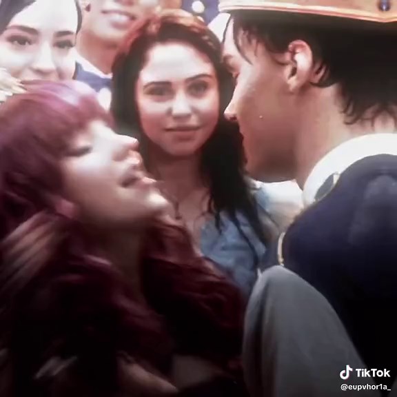 ℛ ♛ (@iconnes) - Why Does My Colouring Look So Good Right Now?! Descendants Edits, Viral Videos, Disney Entertainment