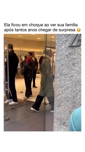 BR Laughs 🇧🇷 on Instagram: "O reencontro inesperado com a família após anos de distância provocou um misto de choque, emoção e felicidade difícil de explicar, e a reação dela ao perceber a surpresa emocionou quem acompanhou o momento, lembrando que laços familiares e afetivos continuam sendo uma das forças mais poderosas para transformar lágrimas em alívio e saudade em alegria verdadeira. Siga @brlaughs para ver mais! (Fonte: RelatosHumanos21)"