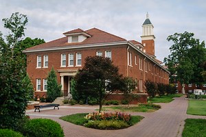 📍Tour Thursday | Hayes Residence Hall One of the oldest running residence halls in the state of North Carolina, this housing option offers students a one-of-a-kind living experience with a suite-style format. Hayes is home to the Preyers Honor Program Living Learning Community and boasts of hardwood floors and crown molding. Learn more about campus living at Queens ➡️ https://www.queens.edu/life-at-queens/campus-living/ | Queens University of Charlotte