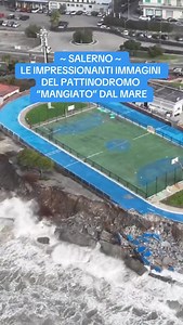 🌊 Il mare in tempesta sta accelerando il grave processo di erosione della costa a Salerno: 𝐢𝐥 𝐯𝐢𝐝𝐞𝐨 𝐜𝐨𝐥 𝐝𝐫𝐨𝐧𝐞 𝐝𝐢 𝐀𝐧𝐠𝐞𝐥𝐨 𝐂𝐨𝐧𝐜𝐢𝐥𝐢𝐨 è 𝐢𝐦𝐩𝐫𝐞𝐬𝐬𝐢𝐨𝐧𝐚𝐧𝐭𝐞. Il pattinodromo comunale sta subendo un’erosione record. ⚠️ La struttura era già stata interessata, lo scorso ottobre, da un cedimento del costone e di una parte esterna della pista, evento che portò alla chiusura dell’impianto. 👉 Con un ulteriore peggioramento del mare previsto nei prossimi giorni, cresc