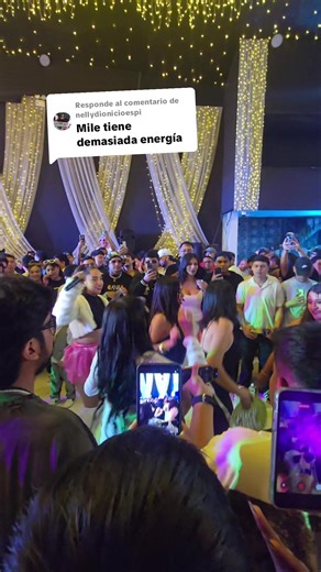 Cumpleaños de Daniela Taquire: Fiesta y Besos