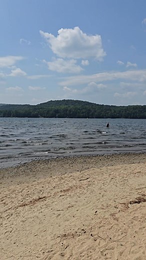 Le bord du lac en sable au Lac Simon en Camping à Sépaq du Lac Simon en Outaouais | Le Québec en images