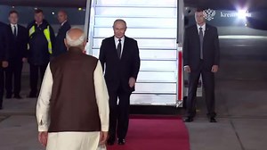 Inde: Le Président de la Russie, Vladimir Poutine, est arrivé ce jeudi pour une visite d’État. Il a été accueilli au pied de l’avion par le Premier ministre de l’Inde, Narendra Modi. Video : Kremlin.ru Nouvelles Afrique www.nouvellesafrique.com | Nouvelles Afrique