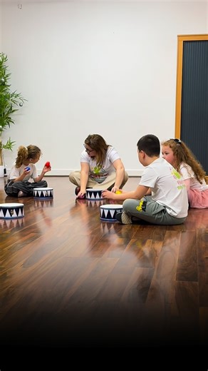 Mihaela Balan/ Playful Music Workshops on Instagram: "Every Friday and Saturday, music workshops for children aged 3-12! Groups are based on the child’s age! 👦If your child claps his hands, it means that he is listening to music and trying to catch the rhythm, he stops at the given indications and a perfect synchronization is created. 🧠Through these simple exercises, the child trains his attention, memory and control of his own actions. The brain learns to anticipate, to wait, to synchronize.