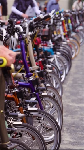 Brompton Japan on Instagram: "Now folding 2025. Thank you for riding with us. Bromptonとともに走った2025年。 景色と、出会いと、その時間。 2026年もまた、 どこかの道で。 See you in 2026, and unfold more. #Brompton #ブロンプトン #LifeUnfolded"