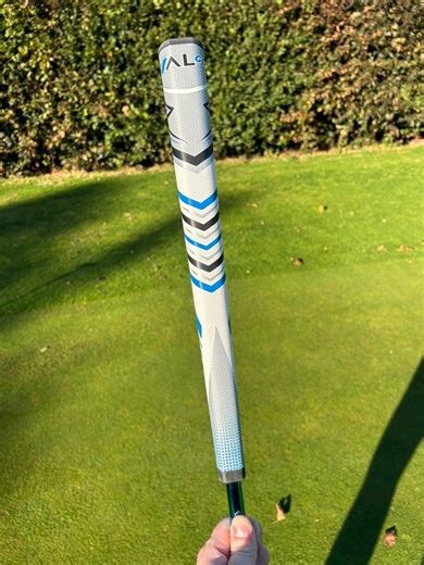 This arm lock grip is made by a company called arm lock grips 😂 (this honestly confused me for a while I’m not going to lie) .They actually have a patented technology for their arm lock grips which I also didn’t know until recently and I’ve been searching for arm lock grips for the best part of 8 years .It’s actually a conversion grip so when you want to turn a standard putter into an armlock, there are a few things you need to tweak in order to get it to work properly .The loft is one of them 