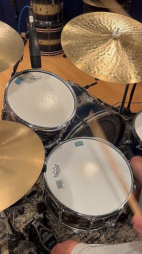 PEARL SENSITONE 6.5X14” 🥁 Beaded brass, black nickel-plated snare drum and BFSD on the floor tom. Even at a low tuning this snare smacks! The drum sounds great at a range of tunings. How do you like it tuned like this? | Strajk Studios