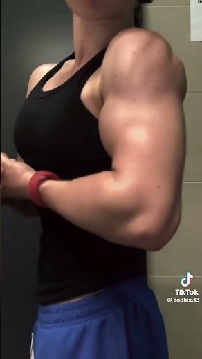 15yo muscle girl flexing her muscles after big pump #muscle #gym #mommy #viral #trending #gym