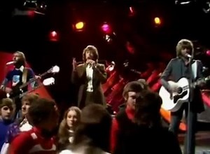 2.6K views · 75 reactions | Bee gees especial live | Flashback Music Dance as Melhores dos anos 80 | Facebook