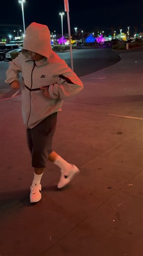 𝕸𝖎𝕮𝖆𝕳 𝕮𝖆𝕷𝖎𝕭𝖔𝕾𝖔 on Instagram: "Am I doing it right? 😭 Someone teach me! 😂🕺 #cwalk #cripwalk #teachmehowtodance #fyp #fypage #dancer #dance"