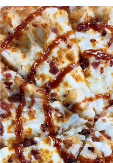 🚨 LAST CALL 🚨 Final boarding for The Layover. Pepper gravy. Hash browns. Crispy chicken. Bacon. BBQ finish. Comfort food chaos at cruising altitude. This was always a quick stop. Tonight, it taxis out. If it’s been on your list, now’s the time. Open today. No extensions. ✈️🍕 #BarnstormersPizza #StJosephMI #Layover #BreakfastPizza #MichiganMade