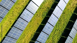 Video Aufnahme in einem Solarpark mit Solar Panels zur Erzeugung von Energie und Strom Stock Video