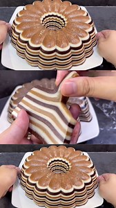 691K views · 8.7K reactions | Resep Kue Lapis Coklat Kukus Yang Enak Dan Mudah Dibuat * Bahan-bahan : - 300 gram tepung terigu / 30 sdm - 150 gram tepung tapioka / 15 sdm - 300 gram gula pasir / 15 sdm - 1/2 sdt garam - 1200 ml santan kelapa - 1 sdt pasta vanilla - 2 sdm coklat bubuk - 1 sdt pasta kopi moka - 1 sdt pewarna putih #resep #resepkue #kuelapis #resepkuelapis #kuelapistepungberas #resepkuebasah #fypreel #fypfbpro #fypdong #fransiskatien | Fransiska Tien | Facebook