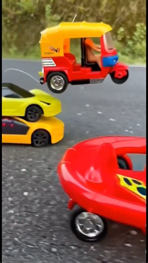 Wow, an auto rickshaw is doing a stunt, #remotecar #ricshaw #toyrickshaw #toys #toyphotography | RD TOY