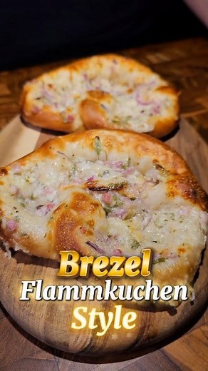 📝 Rezept: 🥨Brezel Flammkuchen Style 😊 Zutaten: 2 TK Brezeln 3 EL Creme Fraiche 50 g geriebenen Gouda Käse 50 g Speck 1 Frühlingszwiebel 1 rote Zwiebel Salz und Pfeffer Zubereitung: Die beiden TK Brezenl leicht antauen lassen. Frühlingszwiebel und rote Zwiebel in dünne Scheiben schneiden. In einer Schüssel Creme Fraiche geben und mit die restlichen Zutaten hinzufügen. Mit Salz und Pfeffer würzen. Die TK Brezeln auf Backpapier legen und dann befüllen. Bei 180 °C für ca 10 - 15 min im Backofen b