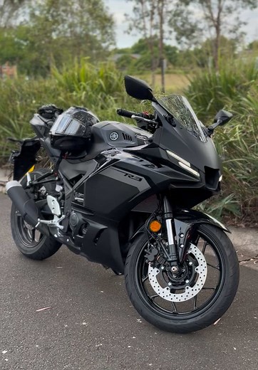Experience the 2025 Yamaha YZF-R3: The Ultimate Sportsbike