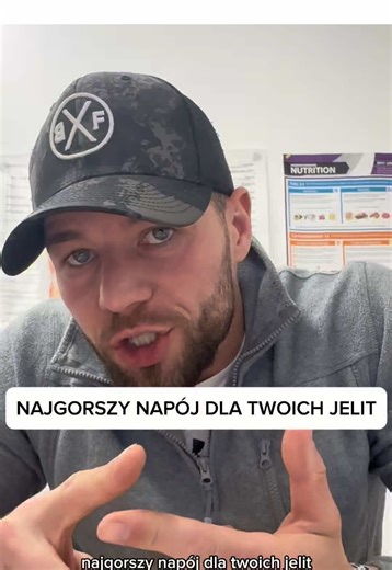 Najgorszy napój dla Twoich jelit? Większość ludzi pomyśli: cola albo energetyki. I jasne — to też nie jest najlepszy wybór. Ale jest coś, co wiele osób pije codziennie, myśląc, że to zdrowsza opcja. Napoje „zero” i „diet”. Nie mają cukru, ale mają sztuczne słodziki, takie jak sukraloza czy aspartam. Przy częstym spożyciu mogą one wpływać na mikrobiom jelitowy, czyli bakterie w Twoich jelitach. A to może prowadzić do problemów takich jak: – wzdęcia – problemy z trawieniem – większa ochota na słod