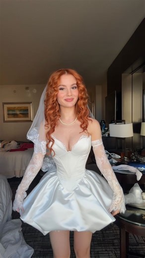 Seray Öztek on Instagram: "gelinliğim @cnswoman 🤍 #reklam yok"