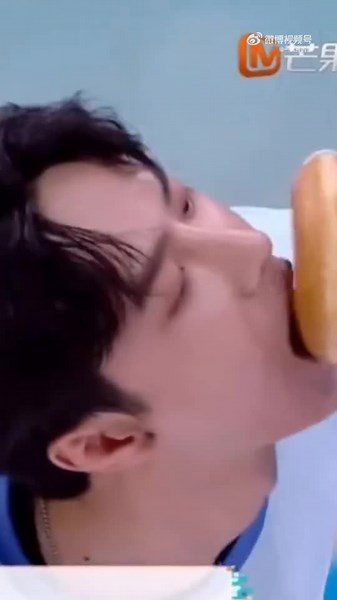 ¿Pulso acelerado? 😰 ¿Subida de la temperatura? 🥵 ¿Problemas para respirar? 💨 Es tu mente, sólo tu mente. Yibo sólo está intentando morder una dona 🤣🤣🤣 Cr Waterman #mtjj34 | Las Manos de Yibo