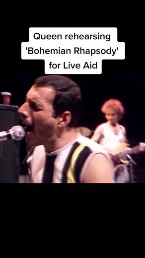 I like to see them performing in casual clothes 🤩 #queen #queenband #johndeacon #brianmay #freddiemercury #rogertaylor #bohemianrhapsody #liveaid