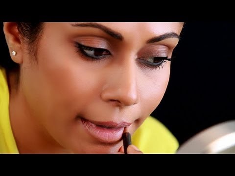 Makeup Tricks : THINNER LIPS - Lip Makeup Hacks - Glamrs