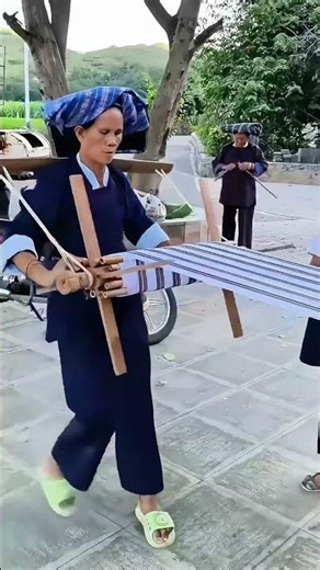 Master Artisan Demonstrates Ancient Weaving Technique, Every Stitch Tells a Story of Time