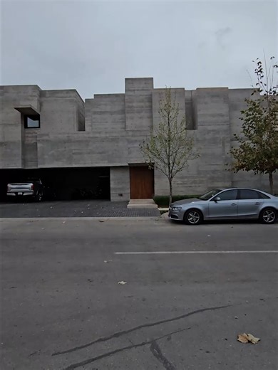 CASA de CONCRETO con GRIETAS DE LUZ | Lucio Muniain