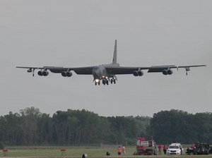 75岁轰炸机波音B-52，至今仍在使用。它在冲突中使用的次数比任何其他飞机都多。B-52目前正在进行480亿美元的大修，以使其能再飞行40-50年。