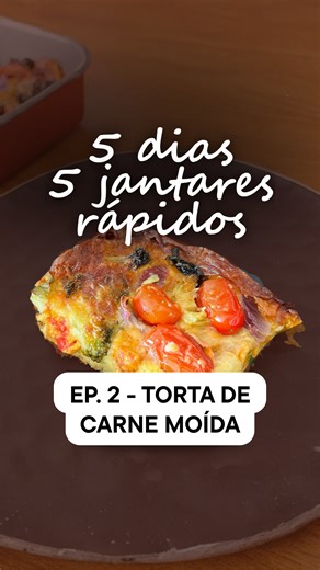 Marina Linberger on Instagram: "🚨 Episódio 02 da nossa série 5 DIAS 5 JANTARES RÁPIDOS 🚨 Em menos de 10 minutos essa torta foi pro forno e sem sujar nem uma louça (só a assadeira)! E o melhor: ela é super congelável (já deixei várias no freezer, prontas pro jantar). E tudo isso faz parte do meu sistema, que te ajuda a comer bem todos os dias, mesmo sem tempo. Porque, no fim das contas, comer bem é mais fácil do que comer mal. Quer a receita + instruções de congelamento em PDF? Co