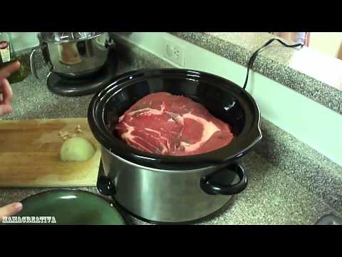 Cocinando carne de res en una olla electrica