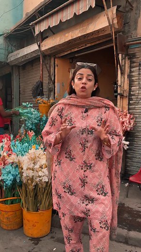 The name Teen Hatti comes from the fact that three (teen) roads once met at this junction (hatti/shop/house). ￼ Located near the bridge and the junction over the Lyari River, the area has grown into one of Karachi’s most famous wholesale flower hubs. ￼ For decades, trucks loaded with flowers from Hyderabad, Punjab and surrounding farms arrive early morning in Teen Hatti to supply florists, event-planners and retailers across the city. ￼ 💐 Flower Market at Work The daily hustle: Flowers are unlo