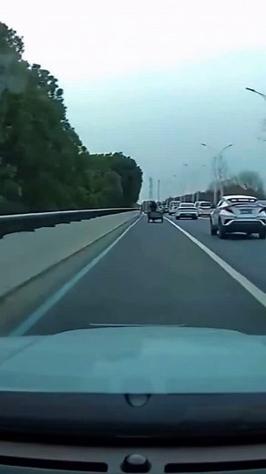 Truck Drivers USA 🇺🇸 on Instagram: "POV: You took “riding in the back” way too literally. 💀 Why does this feel like a lawsuit in slow motion? Credit: • @zandlaw #zandlaw #personalinjurylawyer #caraccidents #fyp"