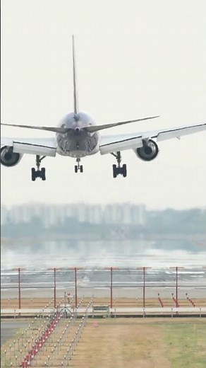 A plane flying but the sound is waves #shorts#oddly#confusing#loop #memes