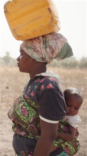 Elke dag lopen miljoenen ouders kilometers om water te halen voor hun gezin. Stichting Water for Life verandert dat. Met schoon water dichtbij huis blijft er tijd over voor hun gezin en een toekomst zonder zorgen. 💧 | Water for Life