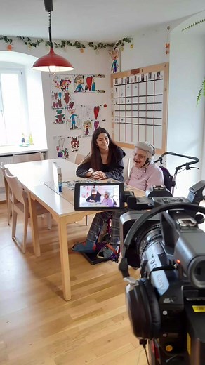 12 Jahre europäischer Freiwilligendienst im Diakoniewerk – in Kooperation mit dem ESK, dem Europäischen Solidaritätskorps. Gemeinsam mit dem Filmteam von Dorf TV besuchten wir Ezgi, eine unserer europäischen Freiwilligen, an ihrem Arbeitsplatz im Wohnen Martinstift in Gallneukirchen. Einen Vormittag lang durften wir sie begleiten und einen Einblick in ihren Alltag werfen. In einem Interview berichteten Ezgi und ihr Kollege Gergö von ihren Erfahrungen. Von unserer Freiwilligenkoordinatorin, Isabe