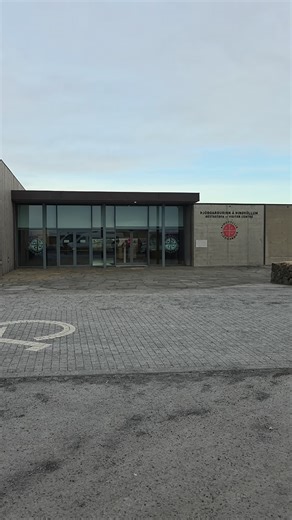 𝐆𝐨𝐥𝐝𝐞𝐧 𝐂𝐢𝐫𝐜𝐥𝐞 𝐃𝐢𝐬𝐜𝐨𝐯𝐞𝐫𝐲: 𝐒𝐧𝐨𝐰𝐦𝐨𝐛𝐢𝐥𝐞 𝐅𝐮𝐧 𝐰𝐢𝐭𝐡 𝐨𝐮𝐫 𝐒𝐮𝐩𝐞𝐫 𝐉𝐞𝐞𝐩 𝐓𝐨𝐮𝐫! Embark on The Pearl, an exhilarating Golden Circle Super Jeep and Snowmobile tour, showcasing Iceland's iconic wonders and culminating in an unforgettable snowmobile adventure on Langjökull glacier. Join a small group for an exclusive journey through Iceland's renowned landscapes. 𝐇𝐢𝐠𝐡𝐥𝐢𝐠𝐡𝐭𝐬 𝐎𝐟 𝐓𝐡𝐞 𝐓𝐨𝐮𝐫 ✓ Glacier, Langjökull ✓ thingsviller ✓ Gullfoss ✓ Geysir