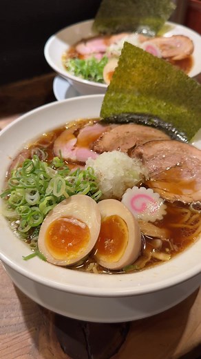 ⚪️情緒あふれる屋台ラーメンを堪能 名鉄太田川駅すぐどんでん広場内 『屋台ラーメン Origin』 に行ってきました 駅近で締めにピッタリなラーメン🍜 情緒溢れる店内のカウンターで食べるラーメンは素晴らしいですね 雰囲気だけではなく味も最高です！ 酸味の効いたスープは締めにピッタリ！ おろしがいいアクセントになっています どんでん広場の陽気な雰囲気とも合っていてまた行きたい空間でした 是非行ってみてください！ 動画に出てくる料理 ◻︎ 特製屋台らあーめん ¥950 ＊＊＊＊︎＊＊＊＊＊＊＊＊︎＊＊＊＊＊＊︎＊＊ ◽️店名 屋台ラーメン Origin ◽️住所 愛知県東海市大田町後田９−１ ◽️アクセス 名鉄太田川駅すぐ ◽️営業時間 [月・水～日] 18:00〜22:00 定休日 火曜日 ※投稿時点 ＊＊＊＊︎＊＊＊＊＊＊＊＊︎＊＊＊＊＊＊︎＊＊ #愛知グルメ #愛知ラーメン #屋台ラーメン #japanesefood