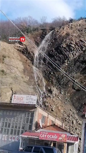 İNEBOLU POSTASI GAZETESİ on Instagram: "İnebolu Aşağıhatıpbağı Mahallesi Abdurrahmanpaşa Caddesi Çatalkaya Sanayi mevkisinde eriyen kar suları tedirginlik yarattı. Aynı bölgede 2016 yılının Ocak ayında şiddetli bir heyelan meydana gelmiş, onlarca araç ve işyerleri toprak altında kalmıştı. Bölgeden tekrar akan sular sanayi esnafını heyelan konusunda tedirgin etti. #inebolu"