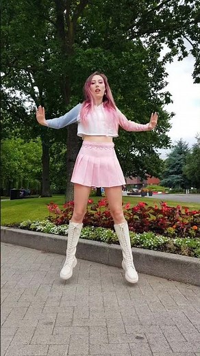 Bella Poarch - Build A B*tch | TikTok Dance Challenge