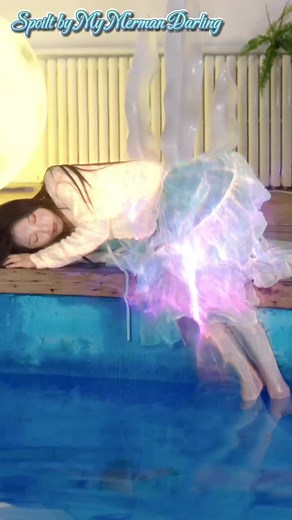 🌊 Fate, love, and power collide in this epic underwater romance!🎬 Spoilt by My Merman Darlin👉 Watch the FULL drama now on DramaWave! 👀After a deadly power struggle, Princess Chu Yunling is stripped of her abilities and sent to the human world, unaware of her true identity. To find her and uncover the truth, her four merman husbands take on human disguises—a doctor, a celebrity, a CEO, and a mafia boss. But in the human world, she is Xia Shiyue, a woman caught in a dangerous web of love, secr