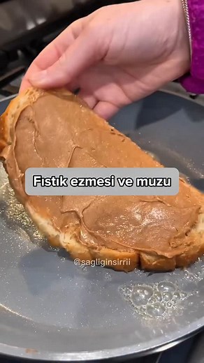Sağlığın Sırları on Instagram: "🍌🥜 Muz + Fıstık Ezmesi Enerjiyi artırır, uzun süre tok tutar, ruh halini dengeler. 🍠🧂 Tatlı Patates + Tarçın İltihabı azaltır, sindirimi hızlandırır, kan şekerini dengeler. 🥕🫒 Havuç + Zeytinyağı Cildi parlatır, A vitamini emilimini artırır, eklemleri destekler. Bu 3 ikili birlikte, bedenine sağlıklı bir yatırım gibidir. ⚠️ Ciddi bir rahatsızlığınız varsa veya nedeni bilinmeyen belirtileriniz varsa doktorunuza danışmadan kullanmayınız. 📌 Takip et, her gün sa