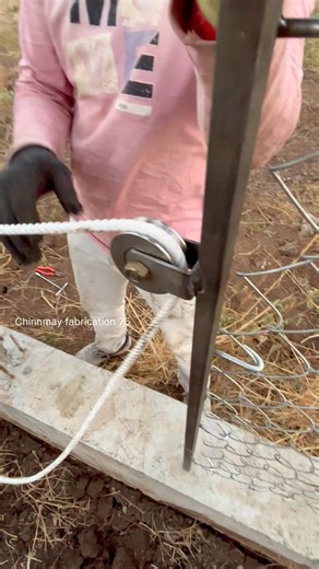 Installing a chain link fence with EZ ties #chainlinkfenceinstallation #fabricationwork