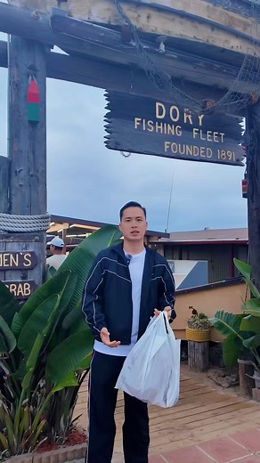 Khám Phá Chợ Hải Sản Truyền Thống Dory Fishing Fleet Ở Newport Beach, California Và Mukbang Nhum Biển Tươi Tại Chỗ! #newportbeach #california #orangecounty #westminster #gardengrove #hungtingtonbeach #doryfishingfleet #mukbang #xuhuong #viralvideochallenge | Khánh Nhựt Nguyễn