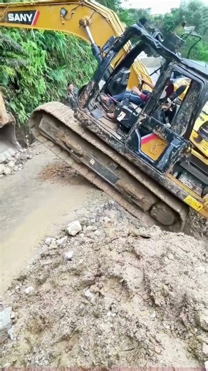 Excavator Slope Operation Alert: Power Loss and Slipping Risk